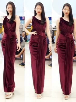 พร้อมเช่า ชุดเดรส เดรสไหล่เดียว แพทเทิร์นเก๋ จับเดรปหน้า สีไวน์แดง เนื้อกำมะหยี่