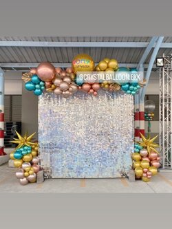 Organic Backdrop ฉากวิบวับ สีเงิน ขนาด 2.4x2.4 เมตร เปิดงาน Bubble ขนาด 24" กลิตเตอร์สีทอง 1 ลูก พร้อม ประดับใบไม้ทอง,ประดับฟอยล์ดาว กระจาย พร้อมตกแต่ง สามารถเปลี่ยนสีลูกโป่ง/เปลี่ยนข้อความ/เปลี่ยนสี-ฟอยล์ตกแต่งได้