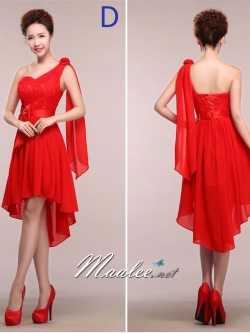 พร้อมเช่า ชุดราตรีสั้น ชุดเพื่อนเจ้าสาว สีแดง แบบ D ไหล่เดียว หน้าสั้นหลังยาว แต่งลูกไม้ช่วงอก คาดโบว์ที่เอวและดอกตรงไหล่ (เชือกผูกด้านหลัง)