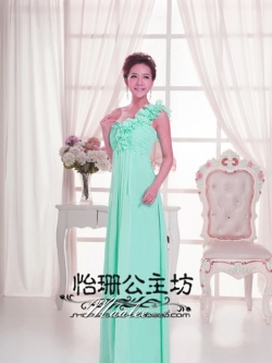 พร้อมเช่า ชุดราตรียาว ไหล่เดียว จับเดรปหน้าอก แต่งระบายช่วงไหล่ สีเขียวอ่อน