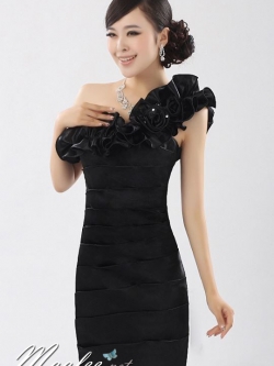 พร้อมเช่า ชุดราตรีสั้น ไหล่เฉียง เข้ารูป สีดำ ตีเกล็ดตลอดช่วงตัว แต่งระบายดอกไม้แนวไหล่