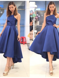 พร้อมเช่า ชุดเดรสเนื้อไหม เกาะอกจับเดรป ชายย้วย หน้าสั้นหลังยาว สีน้ำเงิน