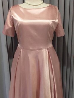 พร้อมเช่า ชุดราตรีสั้น สำหรับสาวอวบ แขนสั้น สีโรสโกลด์ เนื้อผ้าเงา