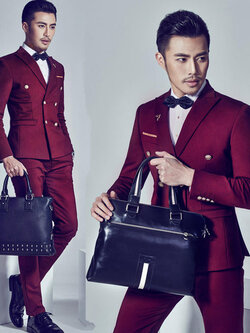 พร้อมเช่า ชุดสูทชาย สีไวน์แดง สองกระดุม แบบคลาสสิก ไม่มีเสื้อกั๊ก