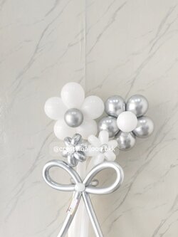 Flower Balloon Medium Bouquet ช่อ 4 ดอก โทนสีขาว-สีเงิน พร้อมตกแต่ง สามารถเปลี่ยนสีลูกโป่งได้