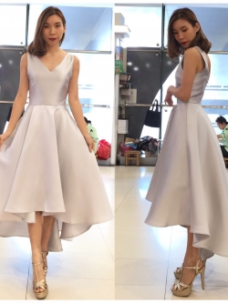 พร้อมเช่า ชุดเดรสเนื้อไหม คอวี แขนกุดจับเดรป ชายย้วย หน้าสั้นหลังยาว สีเทา