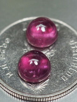 ทับทิมสีม่วงชมพูสวย 4 กะรัต 2 ชิ้นหลังเบี้ย (1243)