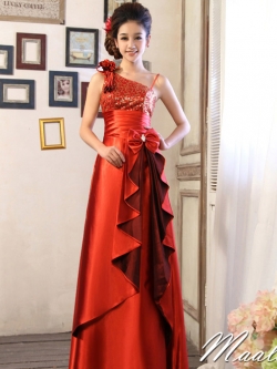 พร้อมเช่า ชุดราตรียาว ไหล่เฉียง สีแดงสด ปักเลื่อมไล่สี จับจีบแต่งโบว์ช่วงเอว ประดับดอกไม้สวยหวานบนไหล่