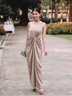 พร้อมเช่า ชุดราตรียาว ชุดเดรส ไหล่เฉียง จับเดรปหน้า สีส้มอิฐ สีน้ำตาล สีเบจ