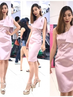 พร้อมเช่า ราตรีสั้น ชุดเดรสเดรสเข้ารูป ไหล่เดียว ผ้าดัชเชส แต่งโบว์ปล่อยชาย สีชมพู
