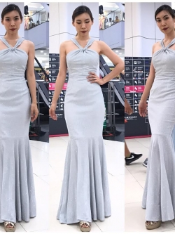 พร้อมเช่า ชุดเดรส คล้องคอ ทรงหางปลา ผ้า glitter ระยิบระยับ สีเงิน