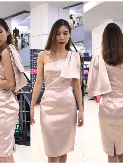 พร้อมเช่า ราตรีสั้น ชุดเดรสเดรสเข้ารูป ไหล่เดียว ผ้าดัชเชส แต่งโบว์ปล่อยชาย สีทอง rose gold
