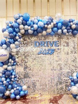 Organic Backdrop ฉากวิบวับ สีเงิน ขนาด 2.4x2.4 เมตร Theme น้ำเงิน - เงิน พร้อมตกแต่ง สามารถเปลี่ยนสีลูกโป่ง/เปลี่ยนข้อความ/เปลี่ยนสี-ฟอยล์ตกแต่งได้