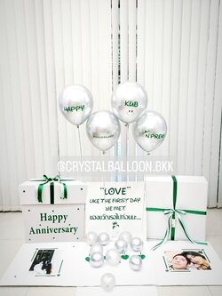 Surprise Box วันครบรอบ Theme สีเงินเรียบหรู พร้อมตกเเต่ง ลูกโป่งโครเมียม 4 ลูก,สามารถใส่รูปได้ 2 ใบ สามารถเปลี่ยนสีลูกโป่ง/เปลี่ยนข้อความได้