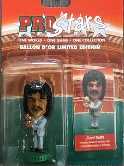 ตุ๊กตาโมเดลนักฟุตบอล ร.กุลลิท สโมสรเอซี มิลาน โครินเธียน โปรสตาร์ - Ballon d'Or Limited Edition Series ใหม่ / R.GULLIT AC MILAN Football Club Corinthian ProStars Football Figure - Ballon d'Or Limited Edition Series NEW