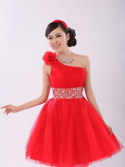 พร้อมเช่า ชุดราตรีสั้น บ่าเฉียง สีแดง อกจับจีบตีเกล็ด ประดับดอกกุหลาบบนไหล่ ปักเลื่อมหรูรอบเอว