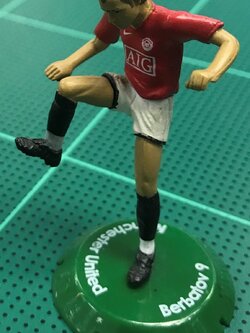 ตุ๊กตาโมเดลนักฟุตบอล ด.เบอร์บาตอฟ สโมสรแมนเชสเตอร์ ยูไนเต็ด เอฟที แชมป์ส - Home Kit 2008/09 (2 นิ้ว) / D.BERBATOV MANCHESTER UNITED Football Club FT Champs Football Figure - Home Kit 2008/09 (2 Inches)