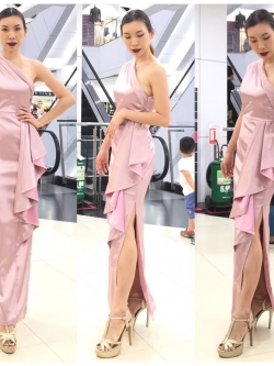 พร้อมเช่า ชุดเดรส เดรสไหล่เดียว ผ้าดัชเชส แพทเทิร์นเนียบ แต่งระบายสะโพก สีชมพูอมม่วง