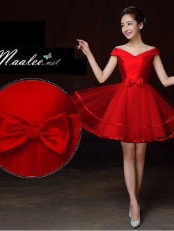 พร้อมเช่า ชุดราตรีสั้น แบบไหล่ปาด ผ้าไหมดัชเชส กระโปรงผ้าตาข่าย&แต่งริ้บบิ้นเก๋ๆชายกระโปรง และโบว์ช่วงเอว สีแดง (เชือกผูกหลัง)