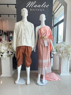 เช่า ชุดไทย ชุดเพื่อนเจ้าสาว ชุดไทยผ้าถุงสีเทาส้มเงิน สไบสีโอโรส