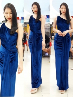 พร้อมเช่า ชุดเดรส เดรสไหล่เดียว แพทเทิร์นเก๋ จับเดรปหน้า สีน้ำเงิน เนื้อกำมะหยี่