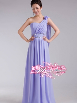 พร้อมเช่า ชุดราตรียาว ไหล่เดียว สวยหวาน แต่งช่อดอกไม้ที่ไหล่ แต่งระบายไหล่สวย สีม่วง