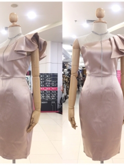 พร้อมเช่า ราตรีสั้น เดรสไหล่เดียว ผ้าดัชเชส ทรงเข้ารูป แต่งระบาย สีทอง rose gold