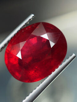 ทับทิมสีแดงสด 7.45 กะรัตขนาดใหญ่