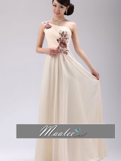 พร้อมเช่า ชุดราตรียาว ไหล่เดียว สีครีม แต่งลูกไม้ปักเลื่อมละเอียด ช่วงอกจับเดรปสวย