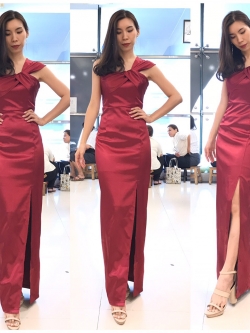 พร้อมเช่า ชุดเดรส เดรสไหล่เดียว ผ้าดัชเชส ไหล่จับเดรป ผ่าหน้าขา สีแดง