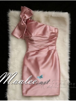 พร้อมเช่า ชุดราตรี สีชมพู Nude บ่าเฉียง ทรงเข้ารูป ผ้าซาติน แต่งโบว์ที่ไหล่ (ซิปหลัง)