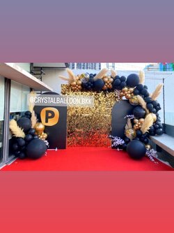 Organic Backdrop ฉากวิบวับ สีทอง+ฉาก U คว่ำ 2 ชิ้น (ฉากทำสี) ขนาด 5 เมตร Theme ดำ-ทอง พร้อม ประดับดอกเลา (แบบเช่า) พร้อมตกแต่ง สามารถเปลี่ยนสีลูกโป่ง/่เปลี่ยนข้อความได้