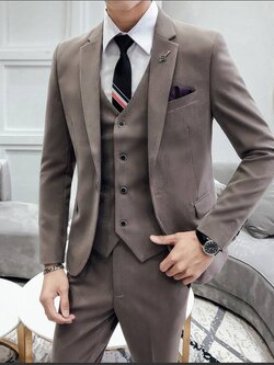 พร้อมเช่า ชุดสูทชาย สีน้ำตาล ทรงเข้ารูป สไตล์เกาหลี พร้อมเสื้อกั๊ก