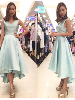 พร้อมเช่า ชุดเดรสเนื้อไหม คอวี แขนกุดจับเดรป ชายย้วย หน้าสั้นหลังยาว สีเขียวมิ้นต์