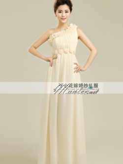 พร้อมเช่า ชุดราตรียาว ไหล่เดียว สีครีม จับเดรปหน้าอก แต่งดอกไม้ตลอดช่วงอกและเอว