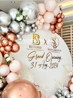 Organic Backdrop ฉากกลม สีขาว ขนาด 2x2 เมตร Theme เงิน-โรสโกลด์โครเมี่ยม พร้อมตกแต่ง สามารถเปลี่ยนสีลูกโป่ง/เปลี่ยนข้อความ/เปลี่ยนฟอยล์ตกแต่งได้