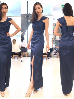 พร้อมเช่า ชุดเดรส เดรสไหล่เดียว ผ้าดัชเชส ไหล่จับเดรป ผ่าหน้าขา สีกรมท่า
