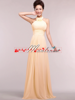 พร้อมเช่า ชุดราตรียาว สีครีม คล้องคอ อกอัดพลีทตลอดจนถึงช่วงเอว เพิ่มดอกใต้คอ