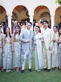 เช่า ชุดไทย ชุดเพื่อนเจ้าสาว ชุดไทยผ้าถุงสีเทาเงิน สไบเรียบ สีน้ำตาลทอง