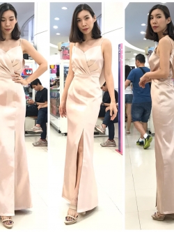 พร้อมเช่า ชุดเดรส เดรสสายเดี่ยว ผ้าดัชเชส แพทเทิร์นเนียบ ผ่าหน้าขา สีทอง rose gold