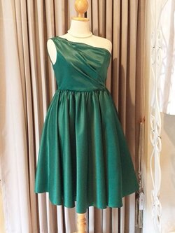 พร้อมเช่า ชุดราตรี สำหรับสาวอวบ เดรสออกงาน สีเขียว ไหล่เฉียง