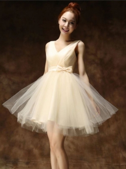 พร้อมเช่า ชุดราตรีสั้น แขนกุด สีครีม คอวี จับจีบผ้าโปร่งสวย แต่งโบว์ที่เอว