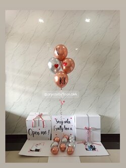 Surprised Box กล่องเซอร์ไพรส์ พร้อม ลูกโป่ง 4 ลูก พร้อมตกเเต่ง สามารถใส่รูปได้ 2 ใบ สามารถเปลี่ยนสีลูกโป่ง/เปลี่ยนสีข้อความได้