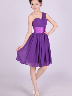 พร้อมส่ง ชุดราตรีสั้น บ่าเฉียง สีม่วงเข้ม คอเว้า Sweet Heart คาดเอวผ้าซาติน