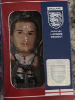 พวงกุญแจ ตุ๊กตาโมเดลนักฟุตบอล ม.โอเว่น ทีมชาติอังกฤษ โครินเธียน ไมโครสตาร์ - 2004 ใหม่ / M.OWEN ENGLAND National Football Team Corinthian MicroStars Football Figure Key Ring - 2004 NEW