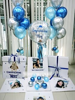 ลูกโป่ง รับปริญญา แบบกล่อง Bubble ขนาด 24" Theme สีฟ้า พร้อม ช่อลูกโป่ง ช่อ 7 ลูก 2 ช่อ พร้อมตกเเต่ง สามารถใส่รูป ได้ 4 ใบ สามารถเปลี่ยนสีลูกโป่ง/เปลี่ยนข้อความ/เปลี่ยนรูปหน้ากล่องได้