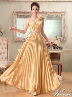 พร้อมเช่า ชุดราตรียาว ไหล่เฉียง สีทอง กระโปรงอัดพลีทพลิ้วสวย แต่งแถบคริสตัลช่วงเอว