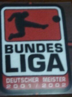 อาร์มสัญลักษณ์ฟุตบอล การแข่งขันฟุตบอลบุนเดสลีกา - BUNDESLIGA CHAMPIONS 'DEUTSCHER MEISTER' 2001/02 PLAYER SIZE ใหม่ / BUNDESLIGA National Football League PLAYER SIZE Football Patch/Badge - BUNDESLIGA CHAMPIONS 'DEUTSCHER MEISTER' 2001/