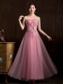 พร้อมเช่า ชุดราตรียาว เกาะอก สีชมพูหวาน ผ้าตาข่ายทั้งชุด อกจับจีบ แต่งดอกคาดเอว & พร้อมเม็ดคริสตัลหรู