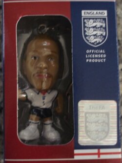 พวงกุญแจ ตุ๊กตาโมเดลนักฟุตบอล ร.เฟอร์ดินานด์ ทีมชาติอังกฤษ โครินเธียน ไมโครสตาร์ - 2004 ใหม่ / R.FERDINAND ENGLAND National Football Team Corinthian MicroStars Football Figure Key Ring - 2004 NEW